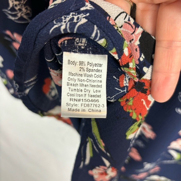 Fun2Fun Kenmore split neck blouse. Size large - Picture 9 of 9